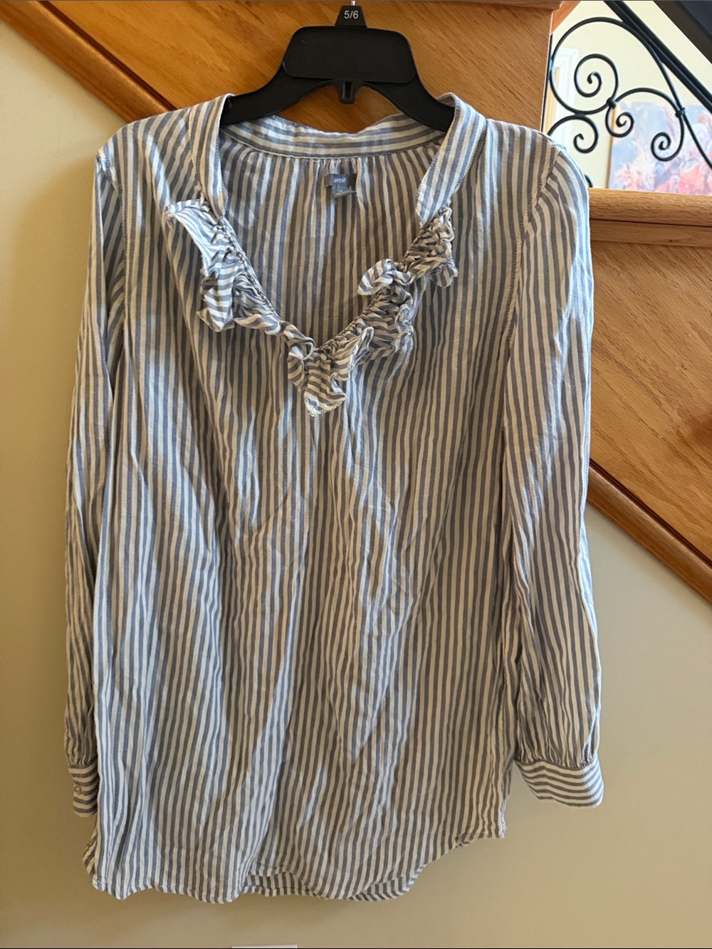 aerie top Gray/white stripe with ruffle V-Neck Size Medium Gently worn
